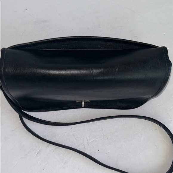 Elegant Black Leather Shoulder Bag - Picture 7 of 16